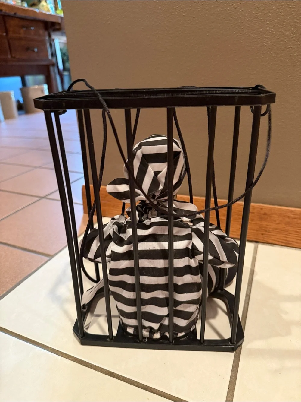 Vtg Halloween Scary Motion Sensor Hanging Skeleton Prisoner Caged Jail